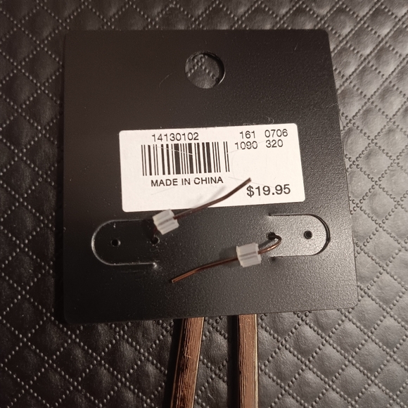 The LIMITED Faux diamond earrings - Picture 2 of 3